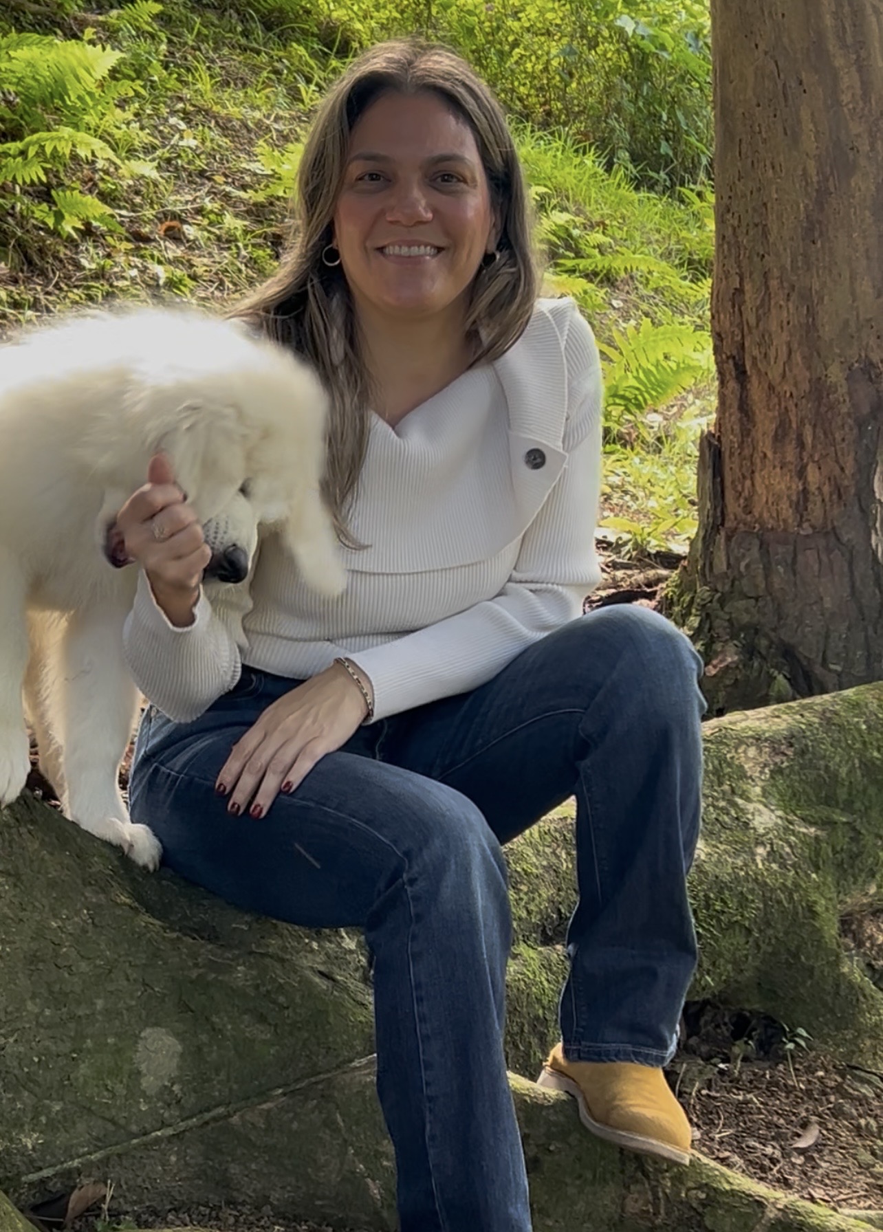 Elena Sofía sentada bajo un árbol en la naturaleza